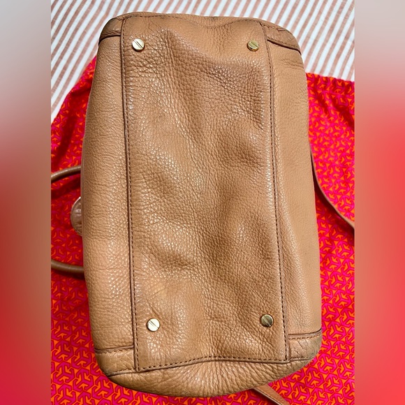 Tory Burch Vintage Amanda Middy Camel Logo Handbag - Picture 3 of 8